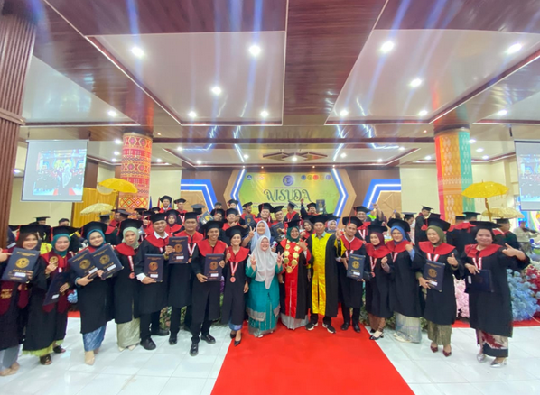 Sebanyak 150 orang Lulusan Fakultas Hukum ULB di wisuda pada Gelombang II (dua) September T.A 2024/2025